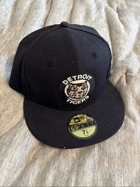 Detroit Tigers - New Era Navy Fitted Cap with Embroidered Tiger Patch